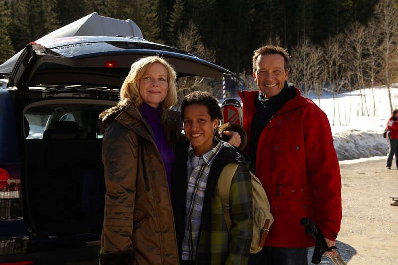 Ein Abschiedsfoto: Zum ersten mal trennen sich Antonia und Thomas Hellmann für eine Woche von ihrem Sohn Nahas, den sie zu einer winterlichen Ferienfreizeit bringen. Marion Kracht, Luka Kumi, Michael Roll – Bild: port.hu