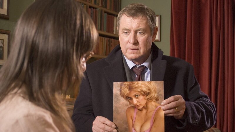 Philomena Bell (Montserrat Lombard, l.) kennt die Frau auf dem Foto nicht, die Barnaby (John Nettles, r.) ihr zeigt. – Bild: ZDF