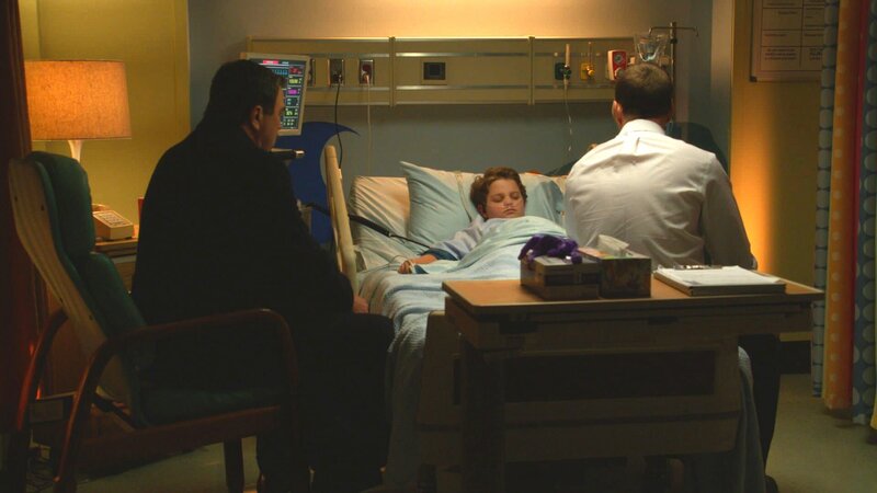 Der Zustand des kleinen Sean (Andrew Terraciano, M.) ist unverändert. Nicht nur Frank (Tom Selleck, l.) und Danny (Donnie Wahlberg, r.) beten für ihn … – Bild: CBS Broadcasting Inc.