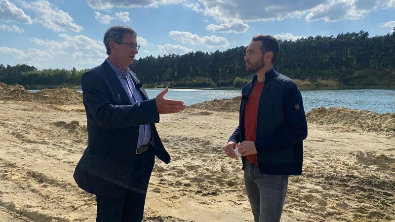 Gemeinsam mit dem damaligen Ermittler (l.) rekapituliert Sven Voss (r.) den außergewöhnlichen Fall eines verschwundenen Ehepaares. – Bild: ZDF