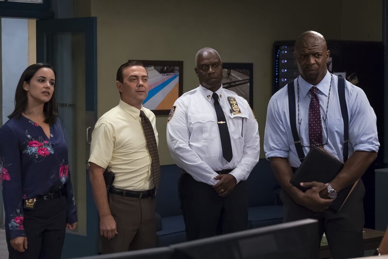(v.l.n.r.) Amy Santiago (Melissa Fumero); Charles Boyle (Joe Lo Truglio); Captain Ray Holt (André Braugher); Terry Jeffords (Terry Crews) – Bild: 2018 UNIVERSAL TELEVISON LLC. All rights reserved. /​ John P. Fleenor Lizenzbild frei