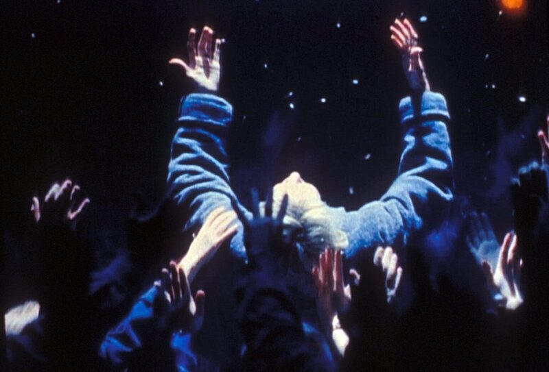 Cassandra Spender (Veronica Cartwright, M.) schwebt aus ihrem Rollstuhl zu dem Raumschiff … – Bild: ProSieben MAXX