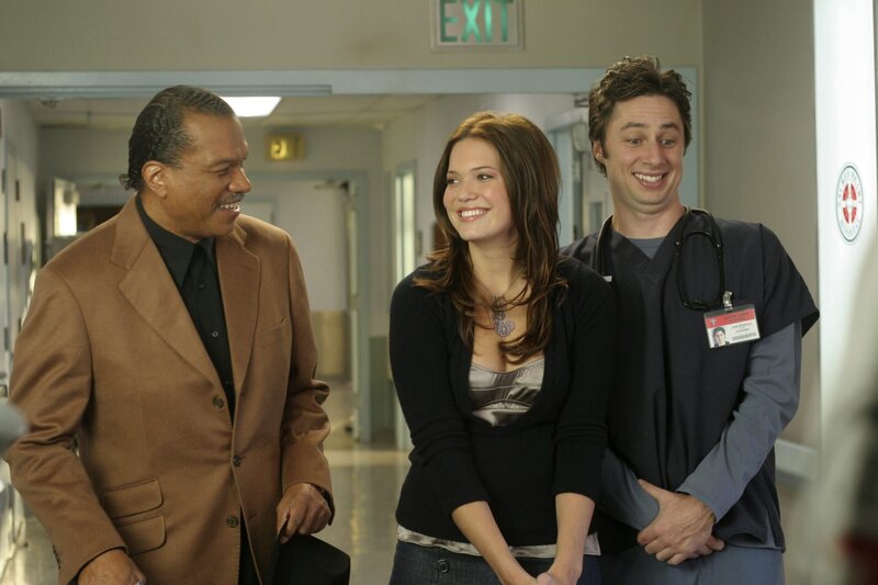 J.D. (Zach Braff, r.) und Julie (Mandy Moore, M.) haben es mit einem besonderen Menschen zu tun, nämlich mit Billy Dee Williams (Billy Dee Williams, l.) … – Bild: Touchstone Television Lizenzbild frei