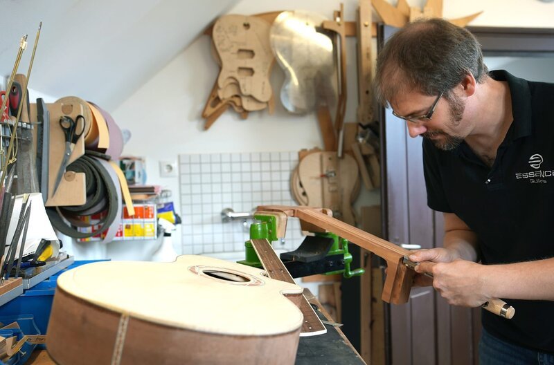 In seiner kleinen Werkstatt in Oberwinter baut Tobias Ahlke akustische und optische Unikate fast komplett in Handarbeit. – Bild: SWR/​Christoph Mautes