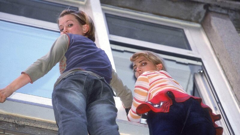 Alex (Wolke Hegenbarth, l.) Claudia (Nora Binder) klettern aus dem Schulfenster, um einer peinlichen Begegnung mit Daniel und Angie zu entgehen … – Bild: RTL /​ Guido Engels