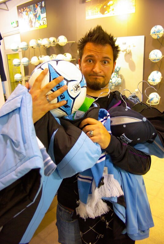 GRIPS Mathematik – „Rabatt und Steuern“. Basti Wohlrab auf Schnäppchenjagd mit Prozenten und Rabatt im Fanshop von 1860 München in der Allianz Arena. – Bild: BR/​Thomas Neuschwander