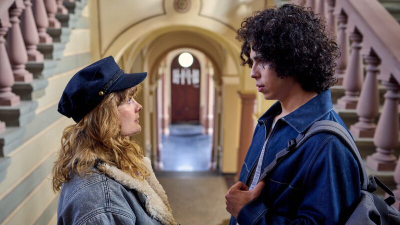 Lena (Anna Schimrigk, l.) erzählt Tamer (Ahmed Laissaoui, r.), dass sie von ihm schwanger ist. – Bild: ZDF