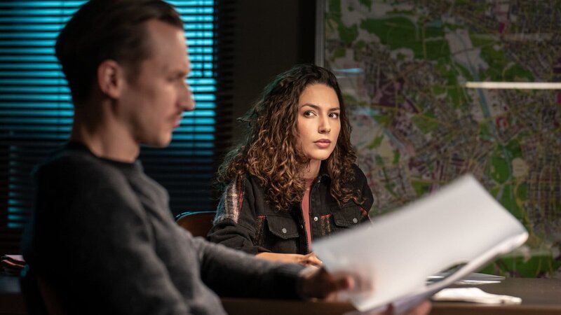 Kim Nowak (Amy Mußul, r.) ist skeptisch: Ist ihr neuer Kollege und Mitbewohner Moritz Brenner (Johannes Hendrik Langer, l.) ein Maulwurf? – Bild: ZDF