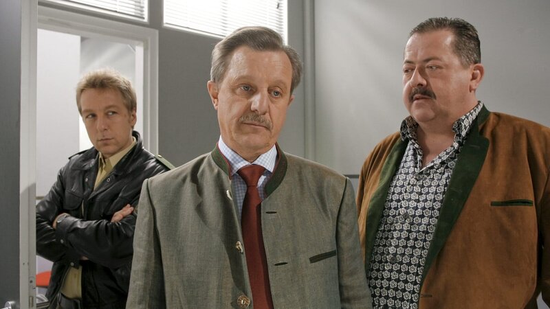 Können die Cops Korbinian Hofer (Joseph Hannesschläger, r.) und Michi Mohr (Max Müller, l.) den Aussagen von Immobilienmakler Josef Hartinger (Werner Rom, M.) Glauben schenken? – Bild: ZDF
