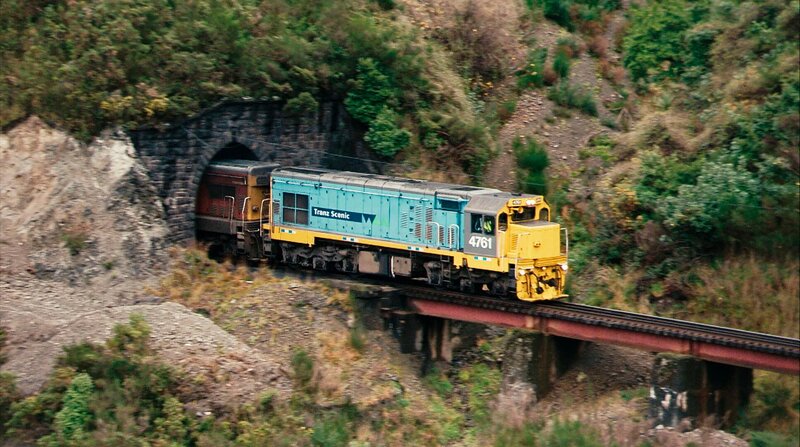 Auf dem Weg in die Südalpen durchquert der TranzAlpine 16 Tunnel. – Bild: NDR/​Autentic/​Making Movies