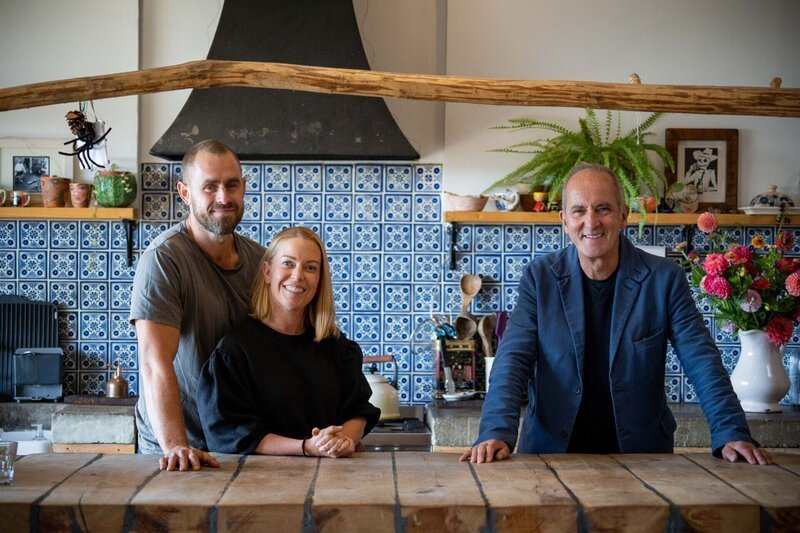 V.l.: Ed, Vicky und Kevin McCloud – Bild: RTL /​ James Aitken Photography