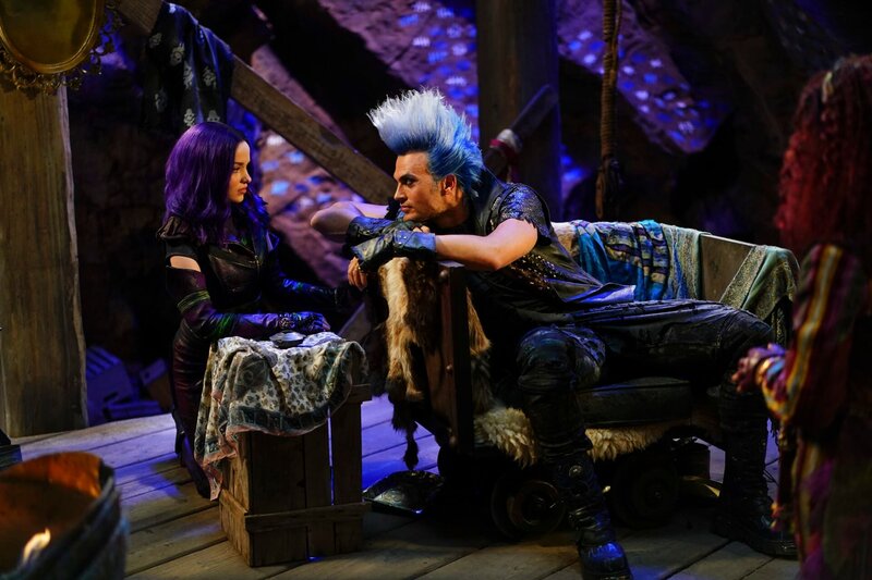 L-R: Mal (Dove Cameron) und Hades (Cheyenne Jackson) – Bild: TABLOIDS OUT; NO BOOK PUBLISHING WITHOUT PRIOR APPROVAL. NO ARCHIVE. NO RESALE./​David Bukach