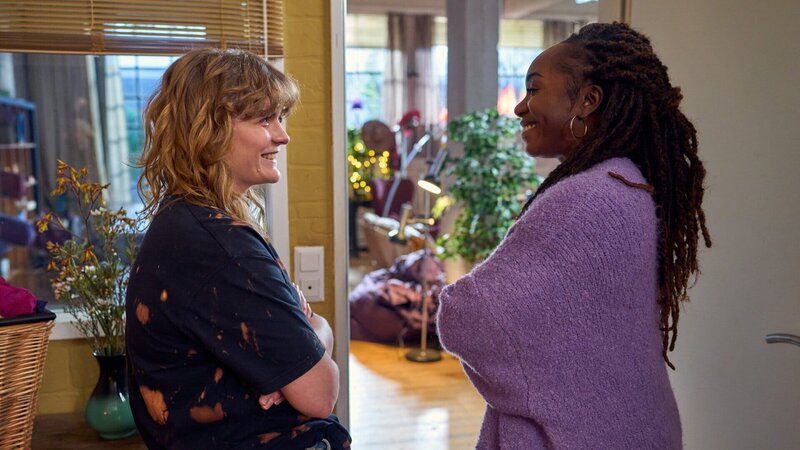 Lena (Anna Schimrigk, l.) und Nikita (Karmela Shako, r.) beschließen Nikitas Einzug mit einer Einweihungsparty zu feiern. – Bild: ZDF