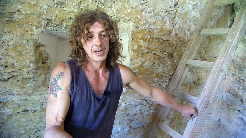 Bereits seit sechs Monaten arbeitet der 44-jährige Maurer Martin am Ausbau seines neuen Eigenheims mit 200 Quadratmetern Wohnfläche, das er zusammen mit seiner Frau Erika so schnell wie möglich beziehen möchte. Sein zukünftiges Zuhause ist ein ganz besonderes Schnäppchen, denn Martin hat das Haus im Wert von 70.000 Euro von seinem Onkel geschenkt bekommen. – Bild: RTL II