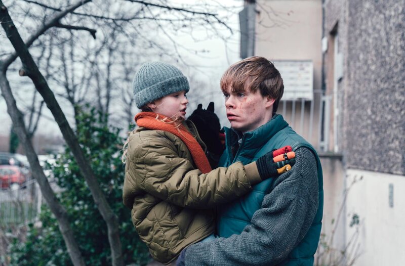 Anna Teichmann (Amelie Zappe) wird vom Gärtnerei-Mitarbeiter und Verdächtigen Juri Novak (Alexander Schuster) bei seiner Schwester versteckt. – Bild: MDR/​MadeFor/​Marcus Glahn