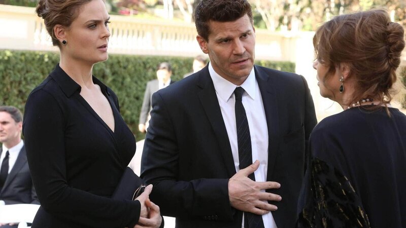 Brennan (Emily Deschanel, l.) und Booth (David Boreanaz) sprechen mit Drina Mirga (Joanna Pacula) über den Tod ihres Sohnes Todd. Die Verwendung des sendungsbezogenen Materials ist nur mit dem Hinweis und Verlinkung auf TVNOW gestattet. – Bild: TVNOW /​ FOX