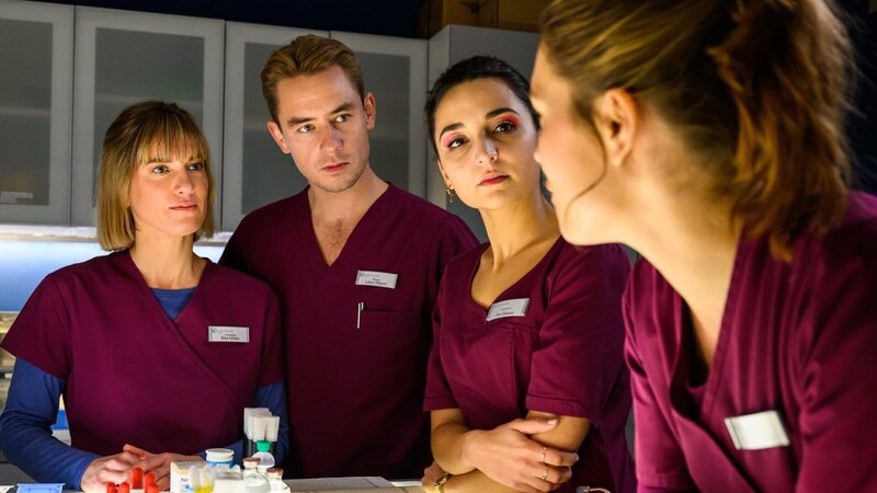 Rike (Isabell Horn, l.), Lukas (Niklas Löffler, 2.v.l.) und Ava (Rona Özkan, 2.v.r.) überlegen fieberhaft wie sie Betty (Henrike Hahn, r.) aus ihrer Misere helfen können. – Bild: ZDF