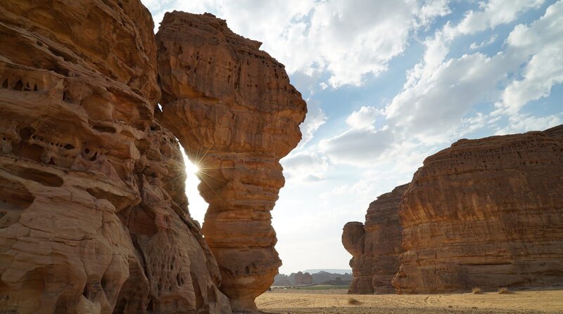 Die Landschaft um Al’Ula gilt als Naturwunder. Über Millionen Jahre haben sich bizarre Formationen gebildet. – Bild: NDR/​Vincent TV Berlin/​Stefan Paul