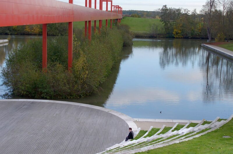 Die „Axe Majeur“ in Cergy-Pontoise in Frankreich ist eine der bedeutendsten Arbeiten von Dani Karavan: Sie erstreckt sich über drei Kilometer. – Bild: Lukasz Konopa Die „Axe Majeur“ in Cergy-Pontoise in Frankreich ist eine der bedeutendsten Arbeiten von Dani Karavan: Sie erstreckt sich über drei Kilometer. – Bild: Lukasz Konopa