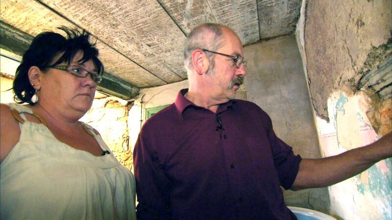 Für gerade mal 4.000 Euro steht hier ein 120 qm großes Fachwerkhaus zum Verkauf. Allerdings ist das Haus in einem miserablen Zustand: marode Wände und kaputte Böden – Anita ist geschockt. Ehemann Franz hingegen gibt sich optimistisch.. – Bild: RTL II