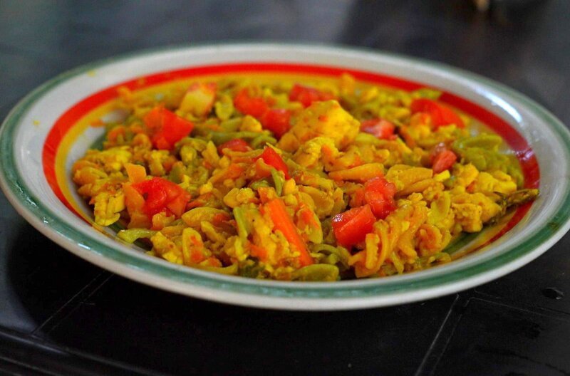 In Jamaika bereitet King Sharlo sein Nudelgericht zu. – Bild: Elephant Doc