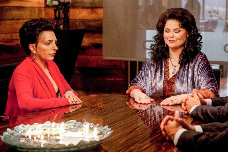 „Drop Dead Diva“, „Partnerwahl.“ Jane wird von ihrer Freundin, der Richterin Madeline Stone, um Hilfe gebeten. Madeline hat 25.000 Dollar an eine Partnervermittlungsagentur bezahlt, doch der Mann fürs Leben wollte sich trotzdem nicht einstellen. Im Gegenteil: alle vermittelten Dates waren eine herbe Enttäuschung. Grayson und Kim vertreten in der Zwischenzeit eine übersinnlich begabte Dame, die sich mit ihrer Schwester um das Erbe ihres Vaters streitet.Im Bild (v.li.): Liza Minnelli (Lily Wells), Delta Burke (Tessa Wells). – Bild: ORF/​Sony Pictures/​Bob Mahoney