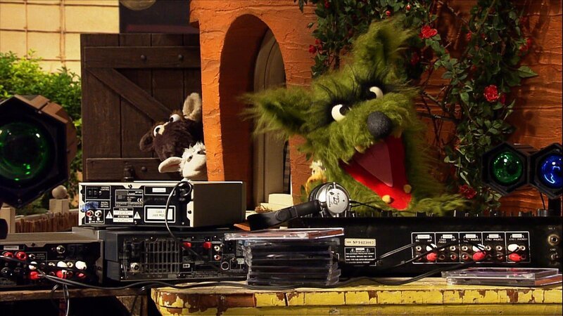 Sommerfest in der Möhre. Der Wolf war eigentlich nicht eingeplant. Doch als der von der Party hört, kommt plötzlich alles anders, als Wolle und Pferd sich das gedacht hatten … – Bild: NDR/​Studio Hamburg