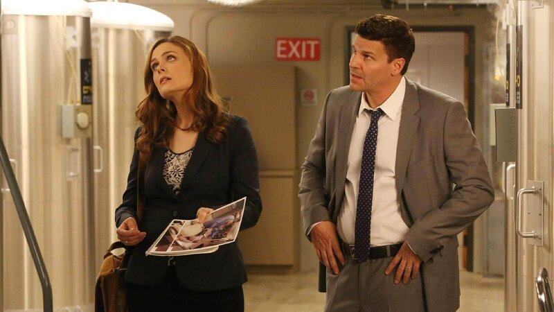 Brennan (Emily Deschanel) und Booth (David Boreanaz) suchen das Labor auf, in dem das Opfer – vor seinem Tod – eingefroren wurde. – Bild: RTL /​ FOX