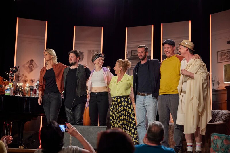 Von links: Lucy van Kuhl, Nenad UskokoviÄ‡ (Es-Chord-Band), Coremy, Constanze Lindner, Stefan Leonhardsberger, Sebastian 23 und BjÃ¶rn Puscha. – Bild: Martina Bogdahn /​ BR