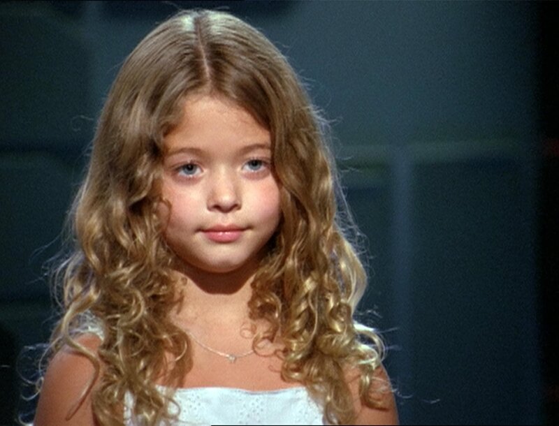 Carter hat auf dem verlassenen Raumschiff eine Erscheinung von einem kleinen Mädchen, das sich Grace (Sasha Pieterse) nennt … – Bild: RTL II