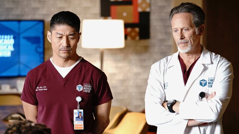Ein schwieriger Fall: Brian Tee als Dr. Ethan Choi, Steven Weber als Dr. Dean Archer – Bild: SRF/​NBC Universal
