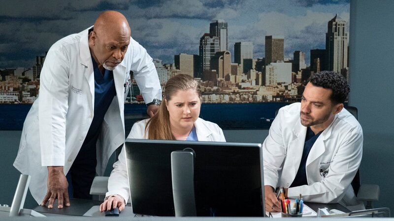 Teamwork am Computer: (v.li.) James Pickens Jr. als Dr. Richard Webber, Jaicy Elliot als Dr. Taryn Helm, Jesse Williams als Dr. Jackson Avery – Bild: SRF/​ABC Studios