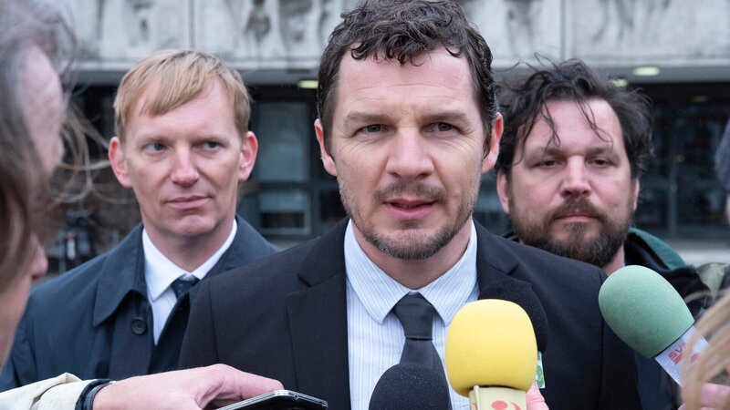 Alex Schwarz (Felix Klare) verdankt den Freispruch seinem Anwalt Stefan Vogt (Christoph Glaubacker, li.) und seinem Bruder Daniel (Sascha Alexander Geršak, re.), der immer an seine Unschuld geglaubt hat. – Bild: 3sat