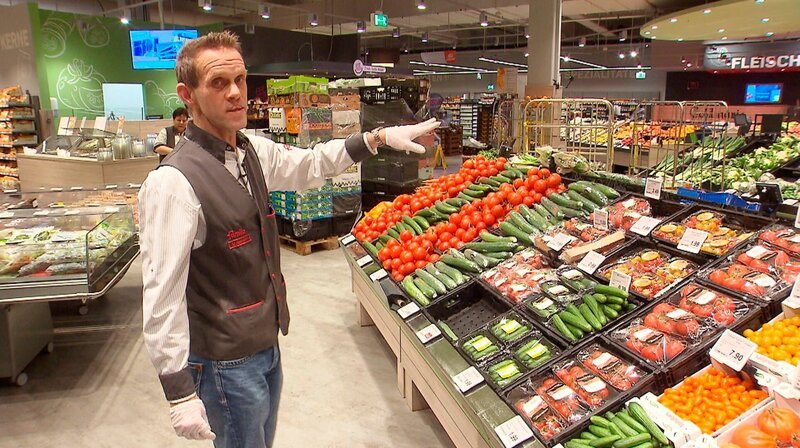 Michael Kettner ist „Fachberater Obst und Gemüse“: Ab 6 Uhr früh räumt er jeden Tag die neue Ware in die Regale. Weitere Fotos erhalten Sie auf Anfrage. – Bild: NDR/​Kamera Zwei