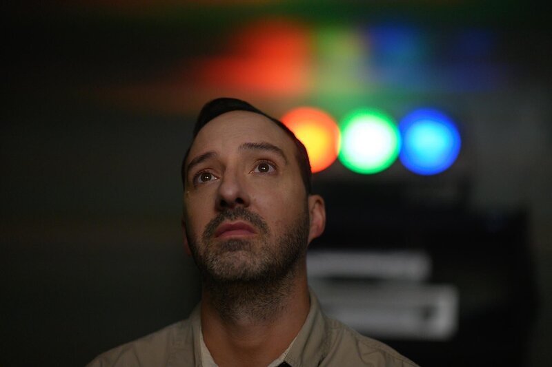 Alexander (Tony Hale) – Bild: Nine Days 5, LLC.