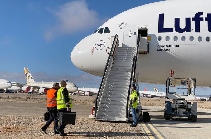 Die Lufthansa-Piloten Matthias Sode und Richard Lenz überführen die erste A380 vom Abstellplatz in der Halbwüste von Teruel in Spanien zurück zur Flugwerft nach Frankfurt. – Bild: Vidicom/​Bardehle