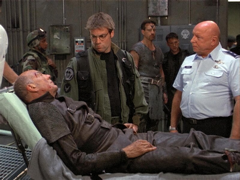 Der verletzte Jacob (Carmen Argenziano, li.) wird ins SGC gebracht. General Hammond (Don S. Davis, re.) und Daniel (Michael Shanks, mi.) wollen wissen was mit Sam geschehen ist … – Bild: RTL II