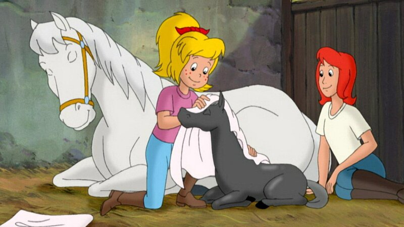 Bibi (l.) und Tina (r.) sind überglücklich. Sie haben es geschafft, Sabrinas Fohlen auf die Welt zu bringen. – Bild: ZDF