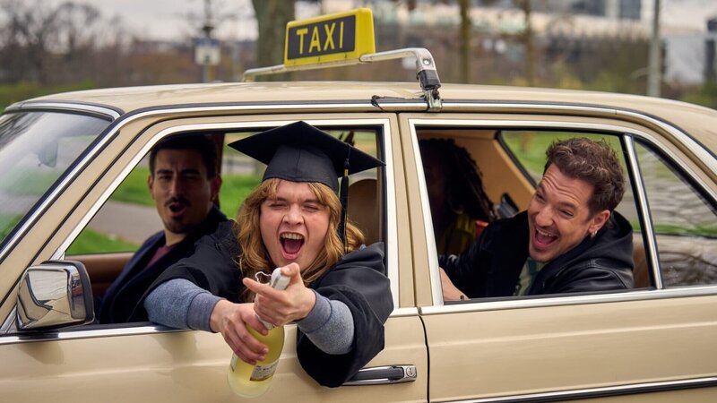 Lena (Anna Schimrigk, 2.v.l.) lässt die Korken knallen. Sie feiert ihr bestandenes Jura-Examen mit ihren Freunden Flo (Anton Weil, l.), Raúl (Nico Stank, r.) und Nikita (Karmela Shako, 2.v.r.). – Bild: ZDF