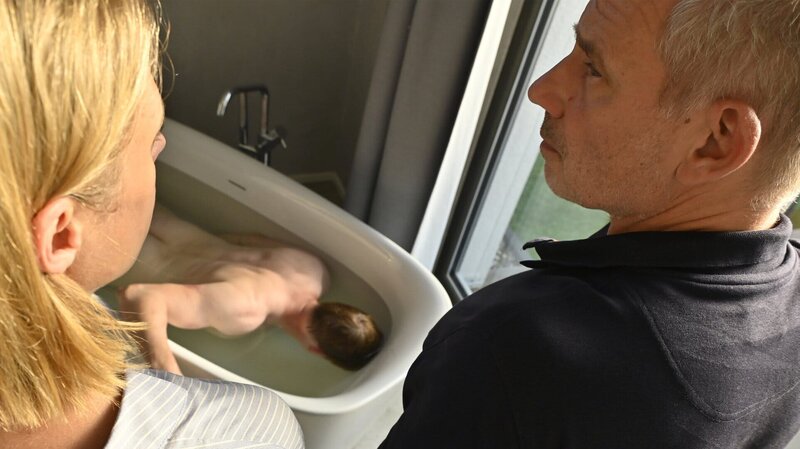 Tamara Meurer (Anja Pahl) und Bernhard Henschel (Michael Lott) begehen den Tatort. Das Opfer wurde in seiner Badewanne tot aufgefunden. – Bild: ZDF