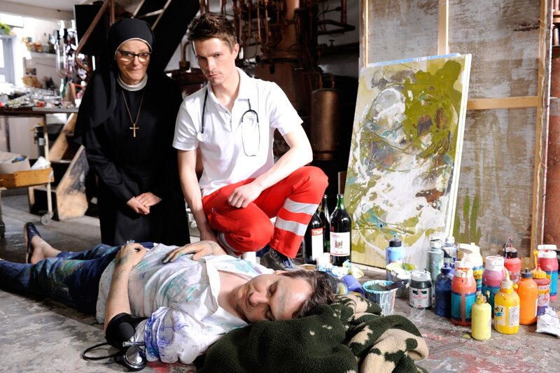 Leo wird ins Krankenhaus gebracht (v.li.: Andrea Sihler, Mario Schütz, Sebastisn Weber). – Bild: ORF/​Kineos/​Barbara Bauriedl