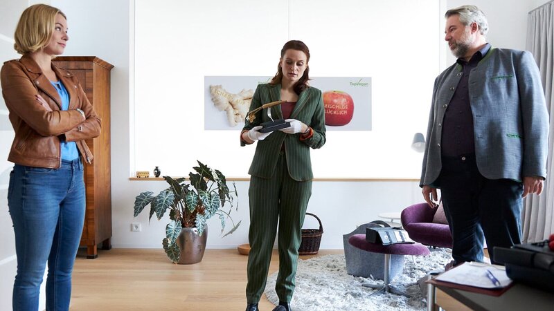 Pathologin Mai (Sina Wilke, M.) erläutert den Kommissaren Winter (Vanessa Eckart, l.) und Stadler (Dieter Fischer, r.) den möglichen Tathergang. – Bild: ZDF