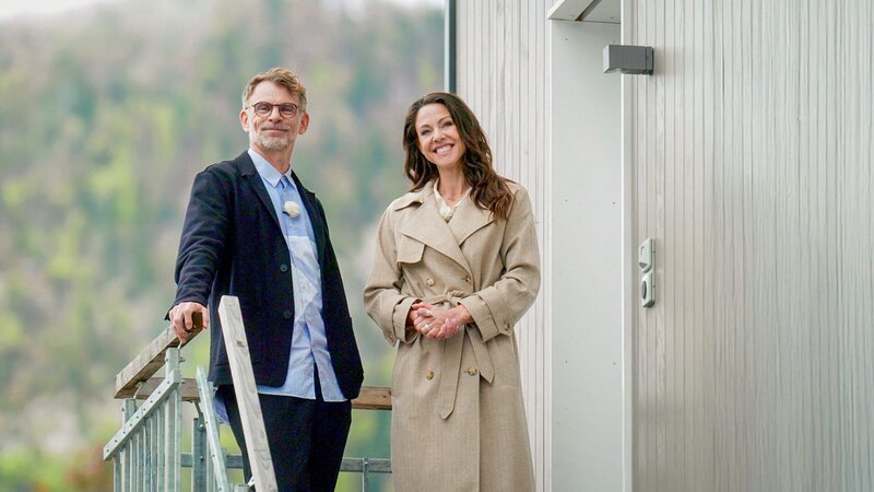 Kiki und Andrin vor der Haustüre von Familie Luder – Bild: SRF