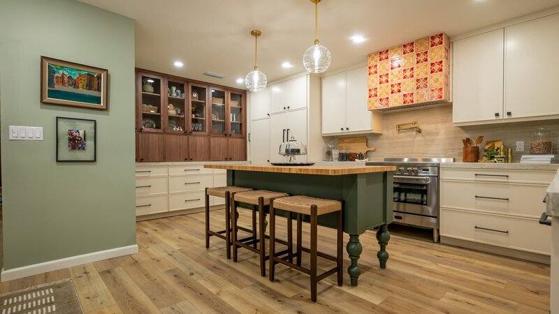 Rachel Brosnahan, alongside Drew und Jonathan Scott, as they reveal the kitchen renovation for Rachel’s best friend Karlee, as seen on Celebrity IOU. – Bild: Warner Bros. Discovery