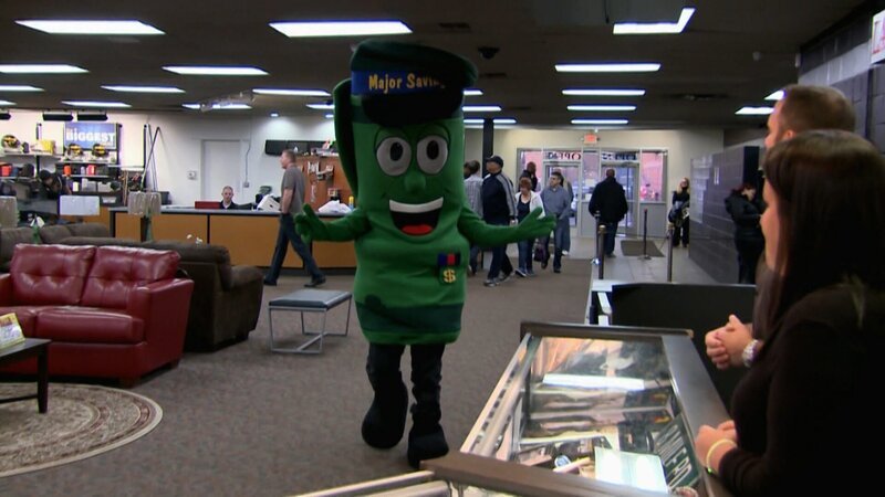 Das Maskottchen geht auf Ashley und Seth zu. – Bild: TLC (DEUT)