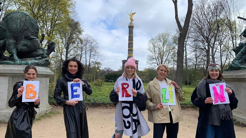 Die Kandidatinnen in Berlin. V.l.: Nathalie, Raliza, Celine, Yvonne und Klaudia. – Bild: TVNOW /​ Constantin Ent.