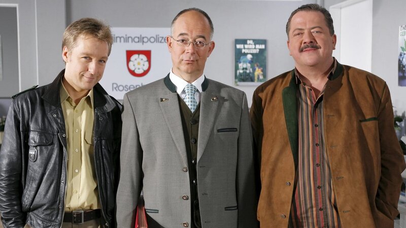 Kommissar Korbinian Hofer (Joseph Hannesschläger r.), Polizeichef Gert Achtziger (Alexander Duda, M.) und Polizist Michi Mohr (Max Müller, l.) müssen den Mord an einem Antiquitätenhändler aufklären. – Bild: ZDF