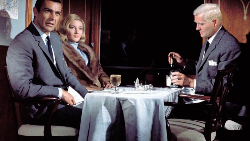 James Bond (Sean Connery, l.), Tatiana Romanova (Daniela Bianchi), Donald „Red“ Grant (Robert Shaw) – Bild: RTL /​ (c) 1963 Danjaq, LLC and Metro-Goldwyn-Mayer Studios Inc. All Rights Reserved