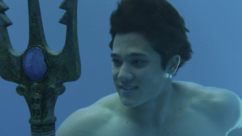 Zac (Chai Romruen) hat den Dreizack wieder. – Bild: ZDF/​Jonathan M. Shiff Prod./​Vince Valitutti