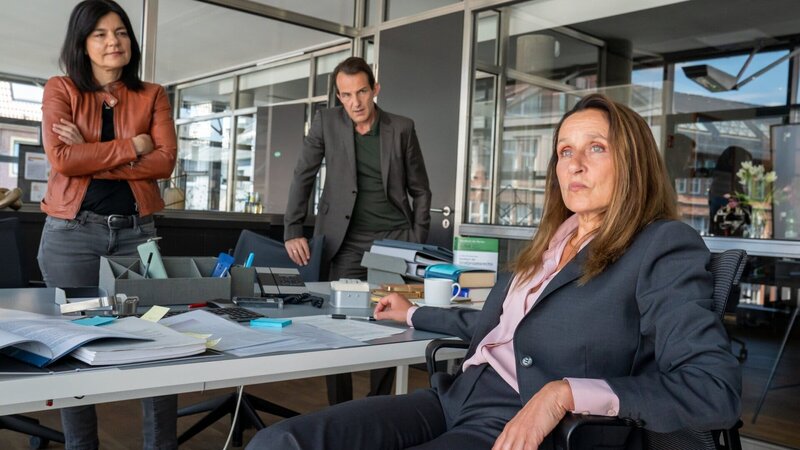 Anwältin Daniela Reverding (Barbara Philipp, r.) gesteht Mina Amiri (Jasmin Tabatabai, l.) und Oliver Radek (Hans-Werner Meyer, M.), dass sie mit der verschwundenen Kollegin Isa ein Problem hatte. – Bild: ZDF